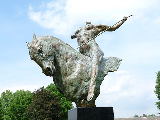 Heroique-moedig is een bronzen beeld van een strijdster te paard | bronzen beelden en tuinbeelden, figurative bronze sculptures van Jeanette Jansen |